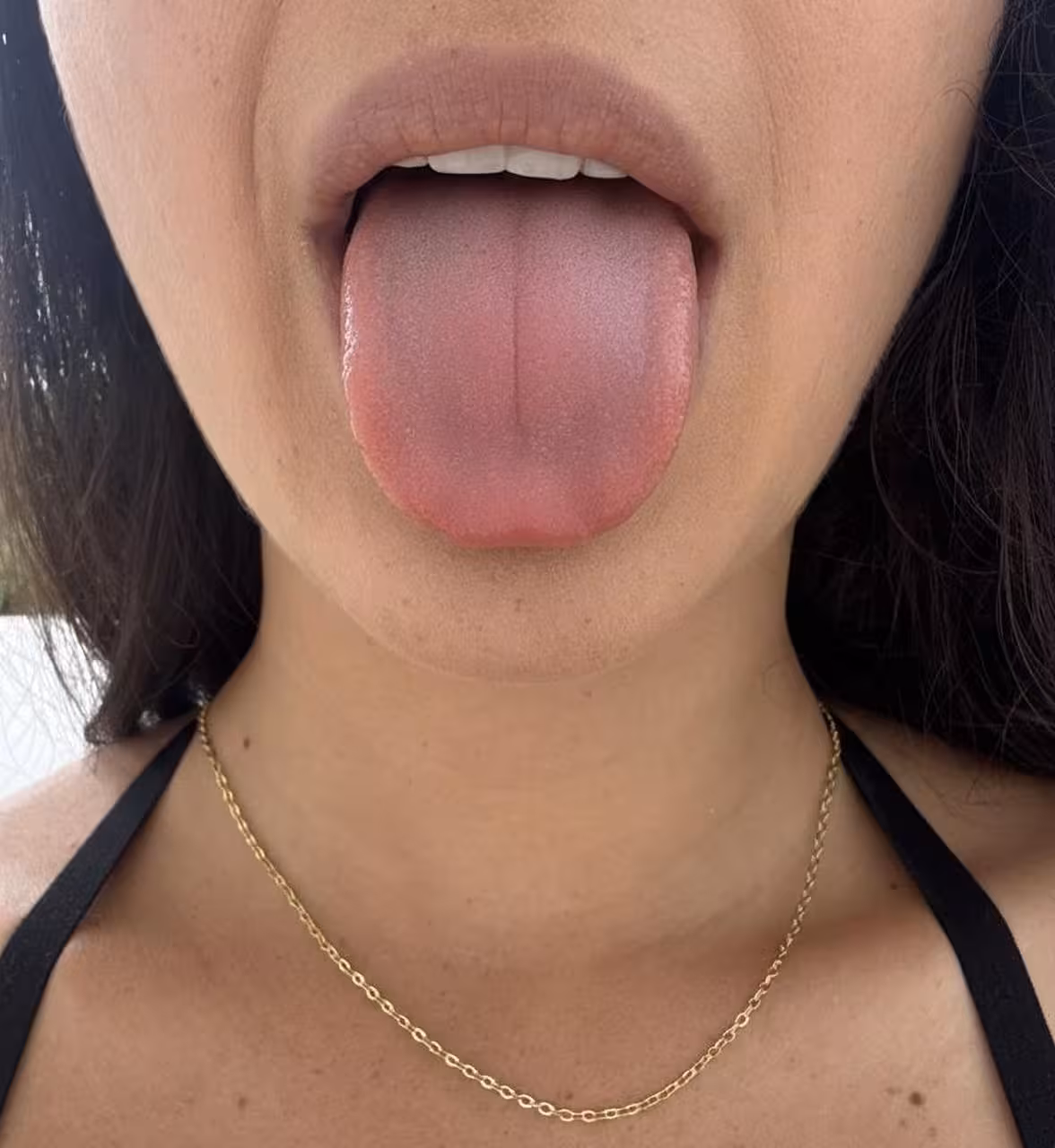 Frontal lengua afuera