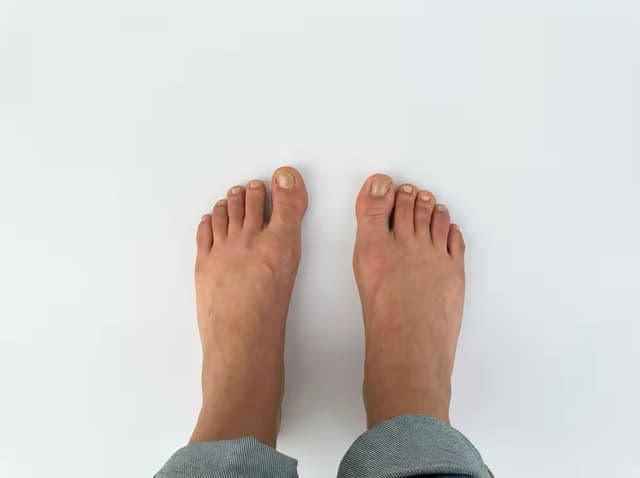 Pies apoyados en el piso